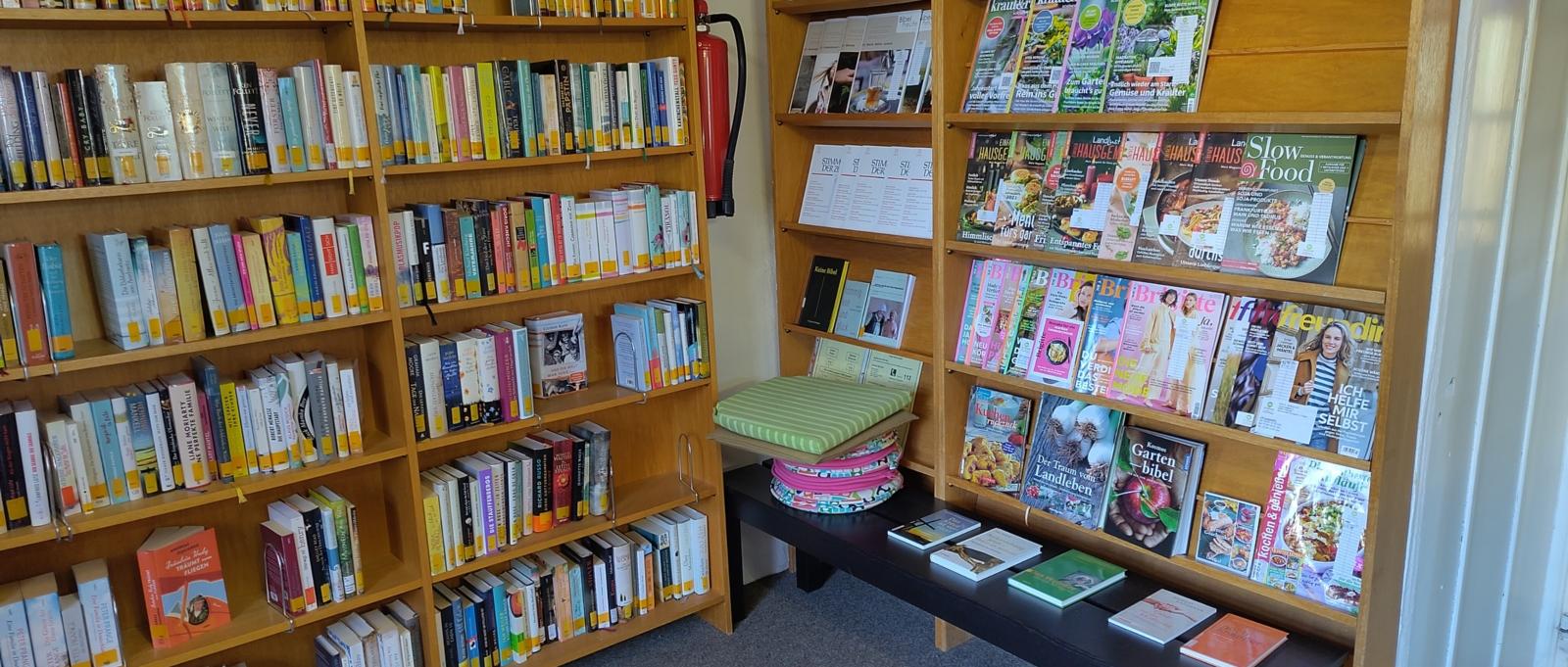 Bücherregal mit Romanen und Zeitungen